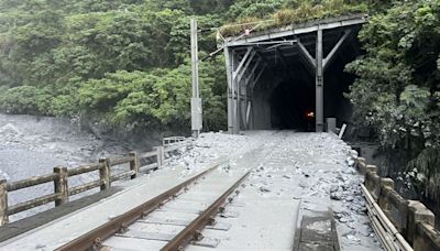 是人禍？台鐵員工爆監控室怠職：新自強出軌前19分鐘就拍到土石