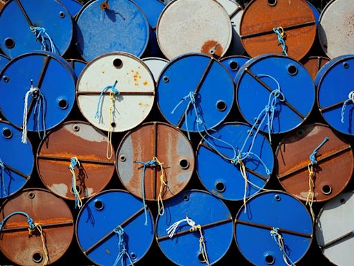 Oil market torpor sends investors to other commodities