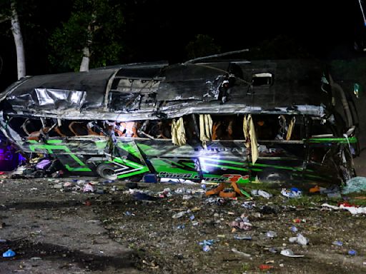 Al menos 11 muertos, la mayoría estudiantes, en un choque de autobús en Indonesia