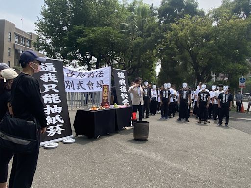 怒批《菸防法》護航紙菸商 逾百位民眾齊聚行政院前上演「告別式」