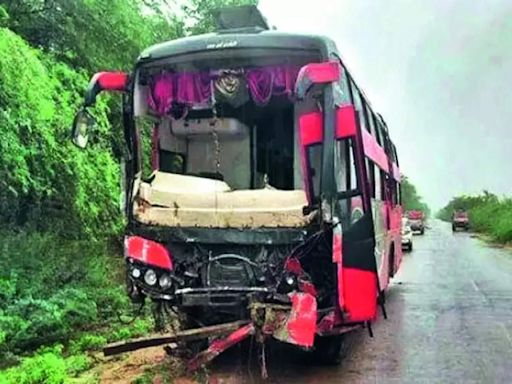 Driver dozes off, bus hits tractor on e-way; 13 injured | Noida News - Times of India