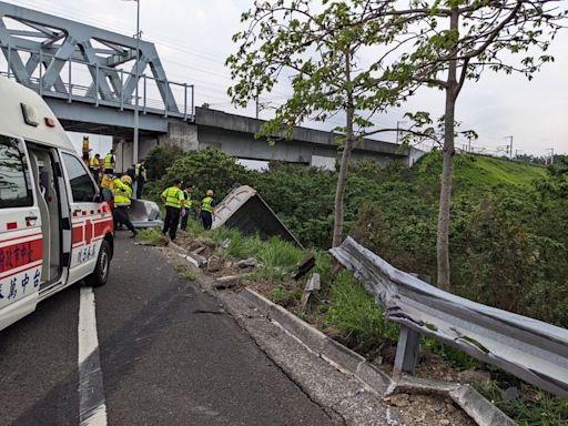 國4驚傳砂石車翻落邊坡 車頭墜地！駕駛意識不清搶救中｜壹蘋新聞網