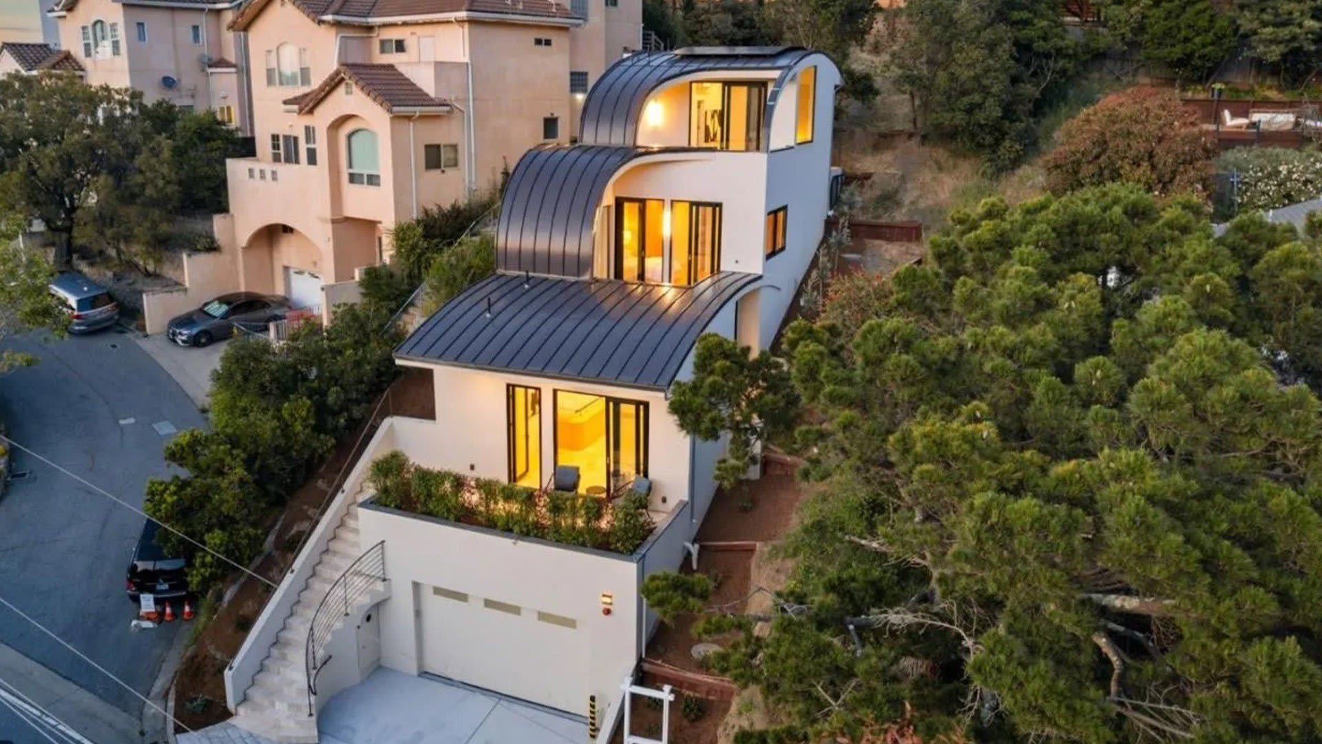 Curvy Roofed Eco-Home in the San Francisco Bay Area Sweeps Onto the Market for $2.75M