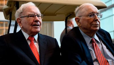 Warren Buffett holds first Berkshire Hathaway meeting without Charlie Munger | CNN Business