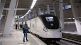 Galicia estrena los trenes Avril de Talgo con un parón de casi dos horas y Asturias da la bienvenida al AVE