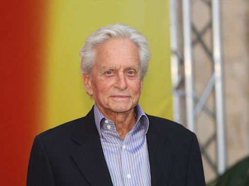 Michael Douglas culpa de la problemática del turismo en Mallorca a "la combinación entre pisos Airbnb y los coches de alquiler"