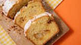 Budín esponjoso y húmedo de manzana y avellanas, sin harinas y lleno de sabor para comer en el desayuno