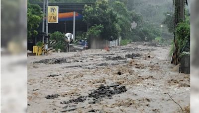 驚悚畫面曝光！野溪土石流害聯外道路全斷 南投東埔村慘成孤島