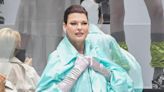 Linda Evangelista regresa a las pasarelas tras su fallido procedimiento estético