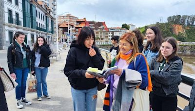 Un viaje al Candás de 'La Indiana': un grupo de estudiantes conoce los escenarios de la novela de María Teresa Álvarez