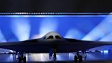 美軍新世代戰略轟炸機「B-21突襲者」問世！匿蹤、電子、推進能力大幅提升，一架造價逾230億元