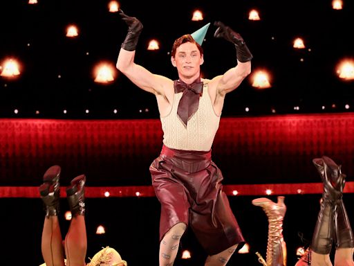 Eddie Redmayne’s ‘Cabaret’ Emcee Divides Tonys Audience