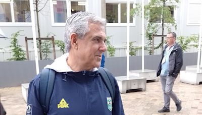 Zé Roberto tenta acompanhar brasileiras, mas é frustrado pela chuva - TenisBrasil