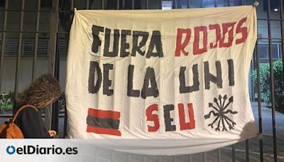 Amenazados tres universitarios de Sevilla por retirar una pancarta de "fuera rojos" colgada por jóvenes ultraderechistas