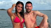 Antonela Rocuzzo y Leo Messi posaron desde un yate con microbikini colaless fucsia y short total rojo: "La familia real"