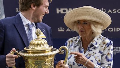 Queen presents trophy at Royal Ascot