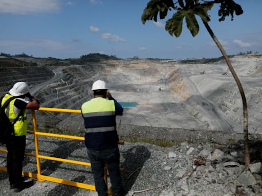 Trabajadores de mina cerrada en Panamá piden ayuda al nuevo presidente