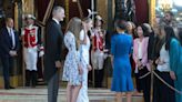 La princesa Leonor comparte sus impresiones con los periodistas congregados en el Palacio Real tras jurar la Constitución