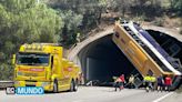 Autobús con trabajadores terminó volcado en la entrada de un túnel de España