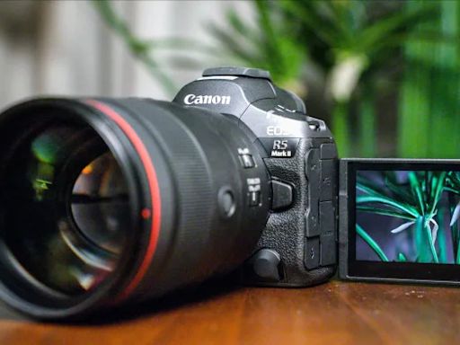 Canon R5 mark II 是搭載 45MP 堆疊式 CMOS 感光器的新無反中高階機