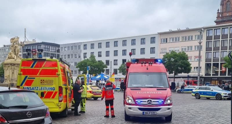 Knife-wielding attacker injures six at anti-Islam event in Germany