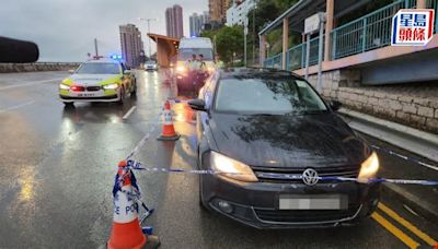 荃灣海安路可疑私家車停路邊 警員車上檢獲兩把牛肉刀