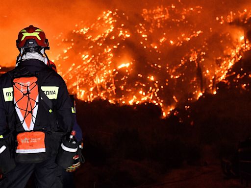 El gran incendio en el sur de Grecia sigue fuera de control por tercer día consecutivo