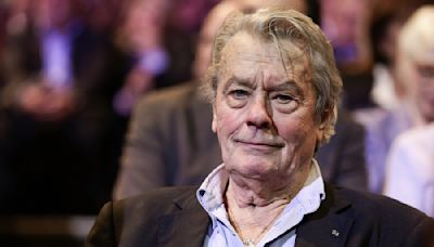 Mort d’Alain Delon : la réaction très laconique de Carole Bouquet interpelle