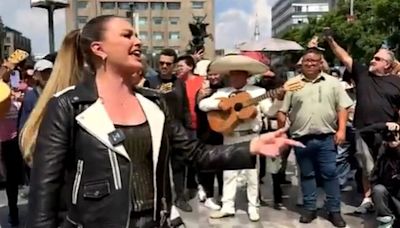 María José sorprendió a chilangos con palomazo en la Alameda de Bellas Artes: “Una travesura”