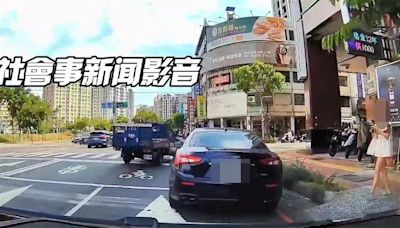 高雄「瑪莎熱褲妹」違停右轉道！後車抓狂長按25秒喇叭 2派網友戰翻