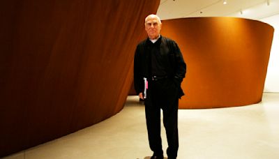 Richard Serra dies; San Francisco-born sculptor known for large metal structures