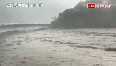 荖濃溪水暴漲 南橫撒拉阿塢橋今上午7點預警性封閉(高市原民會提供/公路局甲仙工務段提供) - 自由電子報影音頻道