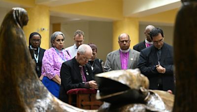 Líder de Iglesia anglicana va hasta tumba para honrar a arzobispo salvadoreño asesinado