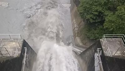 強颱凱米暴風圈觸陸挾雨水 南投武界壩預警性排砂洩洪