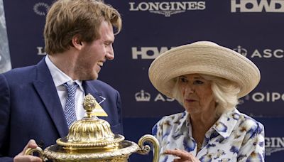 Queen presents trophy at Royal Ascot