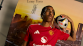 Oficial: Leny Yoro planta al Madrid y ya es 'Red Devil'