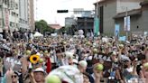 【圖輯】民眾黨519草根包圍民進黨黨部 抗議群眾舉芭樂高喊「堅持改革」