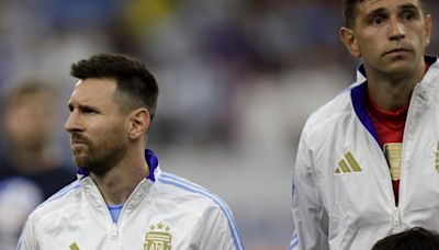 A Messi le preguntaron cómo le patearía un penal a Dibu Martínez: su respuesta