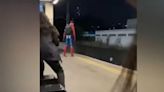 Joven disfrazado de ‘Spiderman’ fue atacado por hombre que decía ser ‘Batman’