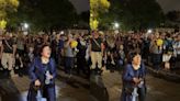 3萬人聚集立院外抗議 熱血阿姨拄雨傘高喊：台灣加油