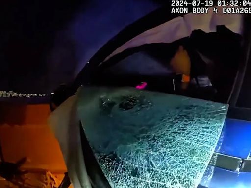 Un policía estadounidense salvó a un hombre de un Tesla incendiado y se convirtió en un héroe