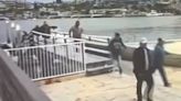 Lancha con docenas de personas, posibles migrantes, llega a Newport Beach, California | El Universal