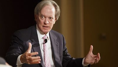 Bill Gross says don’t buy the dip as stocks crash while Warren Buffett’s moves hint at ‘sell signal’