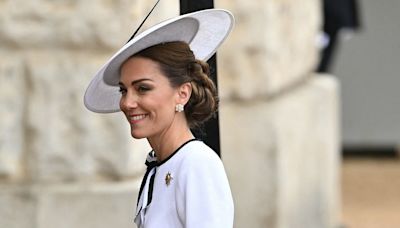 Por que a princesa Kate usou branco na cerimônia de aniversário de Charles III? Entenda