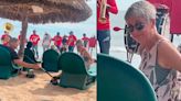 Banda sinaloense en Mazatlán corre a tamborazos de la playa a una pareja de extranjeros