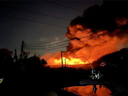 快訊/黑夜惡火！桃園龜山倉儲工廠鐵皮建築全面燃燒 現場火光沖天