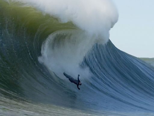 Mavericks Veteran Ryan Augenstein Tumbles Into Detonating Lip