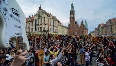 Mit Stargast Jagger: Über 7500 Gitarristen spielen gemeinsam „Hey Joe“ in Breslau