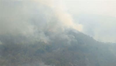 Brigadistas combaten dos incendios forestales en el cerro Mactumactzá en Chiapas