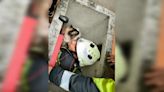 Los bomberos de A Coruña rescatan a Haro, un gato que sobrevivió a una caída desde un séptimo piso